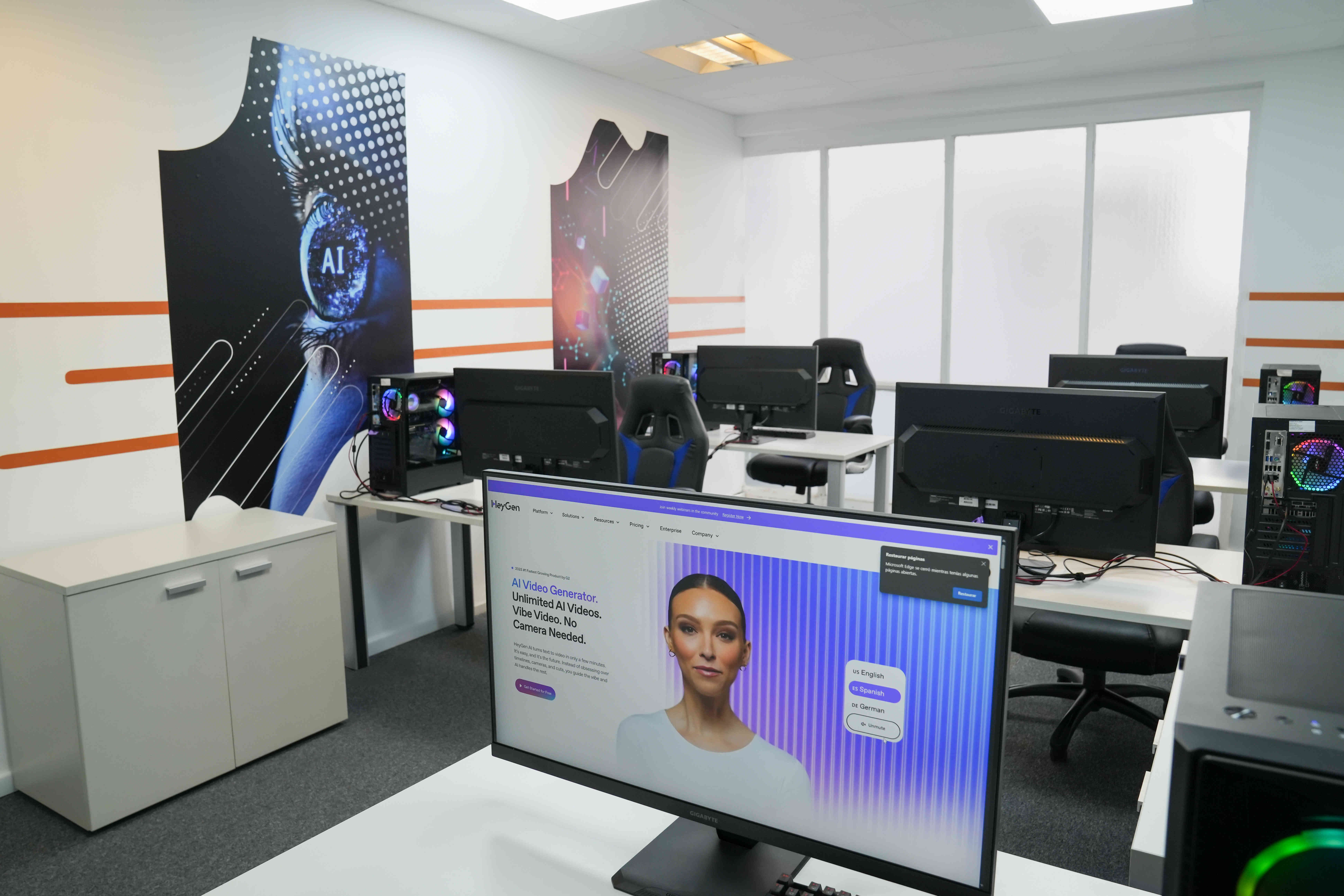 Los estudiantes diseñan, entrenan y despliegan modelos de aprendizaje automático, chatbots inteligentes y sistemas basados en grandes modelos de lenguaje. Desarrollan competencias en análisis de datos, programación, pensamiento lógico y reflexión ética, trabajando con tecnologías de vanguardia como TensorFlow, Teachable Machine, LM Studio y FAISS.