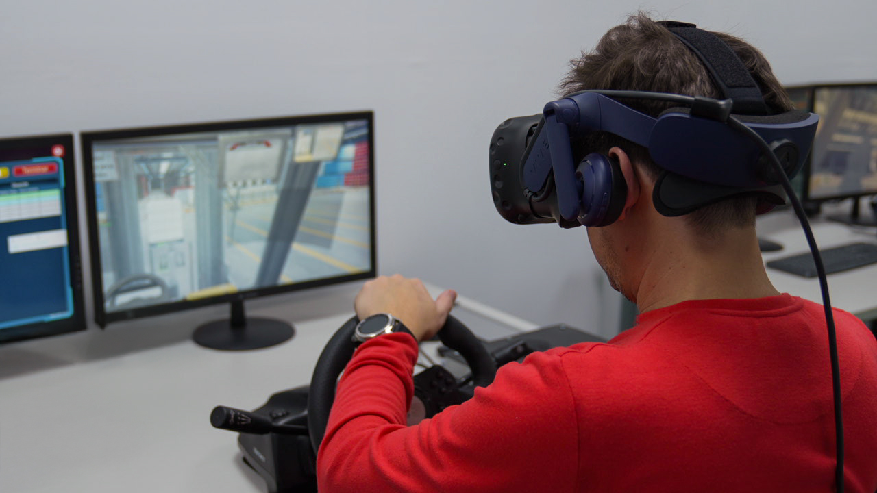 Los participantes desarrollan competencias técnicas específicas para la manipulación, el control y la coordinación de maquinaria pesada, mientras adquieren hábitos de seguridad indispensables para el desempeño profesional en contextos industriales y de transporte. La experiencia favorece no solo la destreza operativa, sino también la capacidad de toma de decisiones, la gestión de riesgos y el trabajo en equipo, asegurando una formación integral alineada con los estándares del mercado y con las crecientes necesidades del sector productivo.