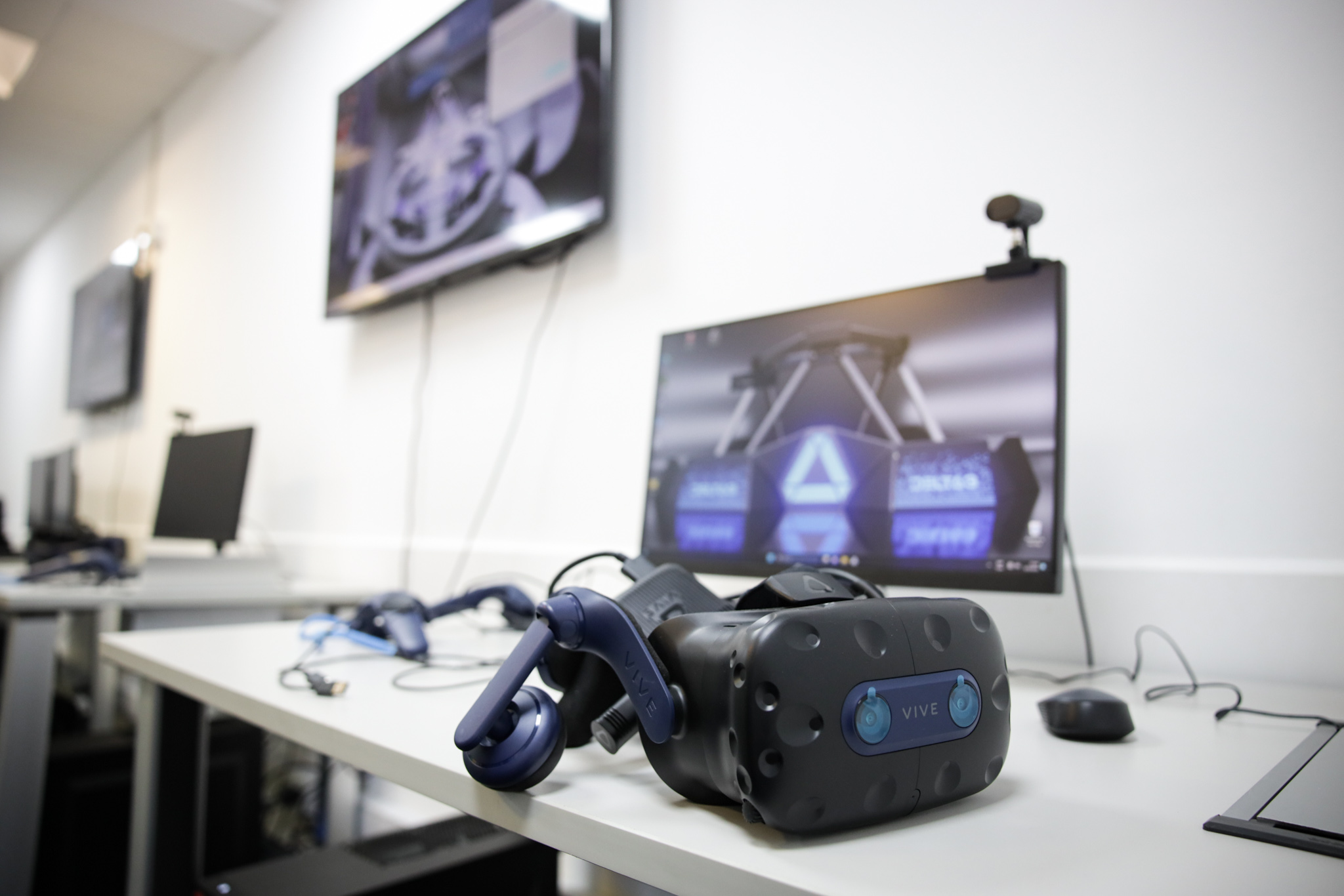 Un espacio formativo en el que se recrean escenarios de riesgo mediante simuladores físicos y entornos de realidad virtual, brindando a los estudiantes la oportunidad de identificar peligros, responder ante emergencias y aplicar normativas vigentes. El entrenamiento fortalece competencias en liderazgo preventivo, cultura de la seguridad y gestión eficaz de crisis, promoviendo la responsabilidad social en el ámbito laboral.
