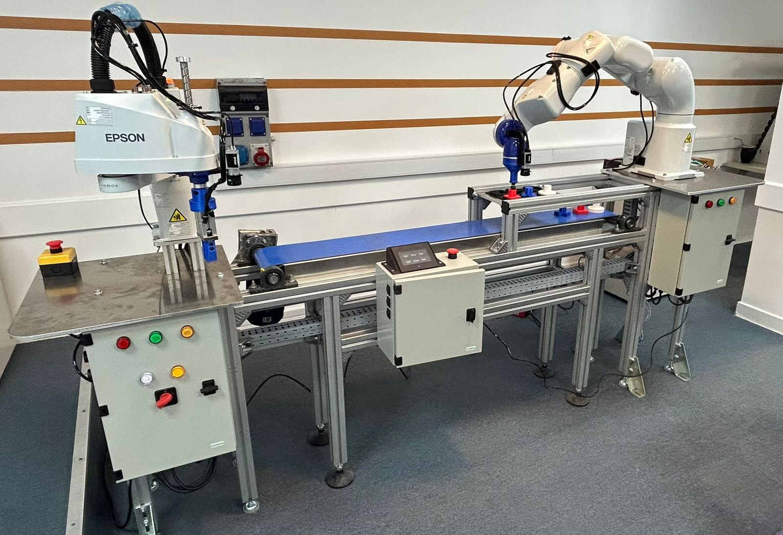 Un espacio de aprendizaje práctico orientado al diseño, programación y operación de sistemas robóticos. Los estudiantes desarrollan competencias en automatización industrial, programación de controladores y resolución de problemas técnicos, integrando conocimientos de electrónica, mecánica y software en proyectos aplicados al mundo productivo.