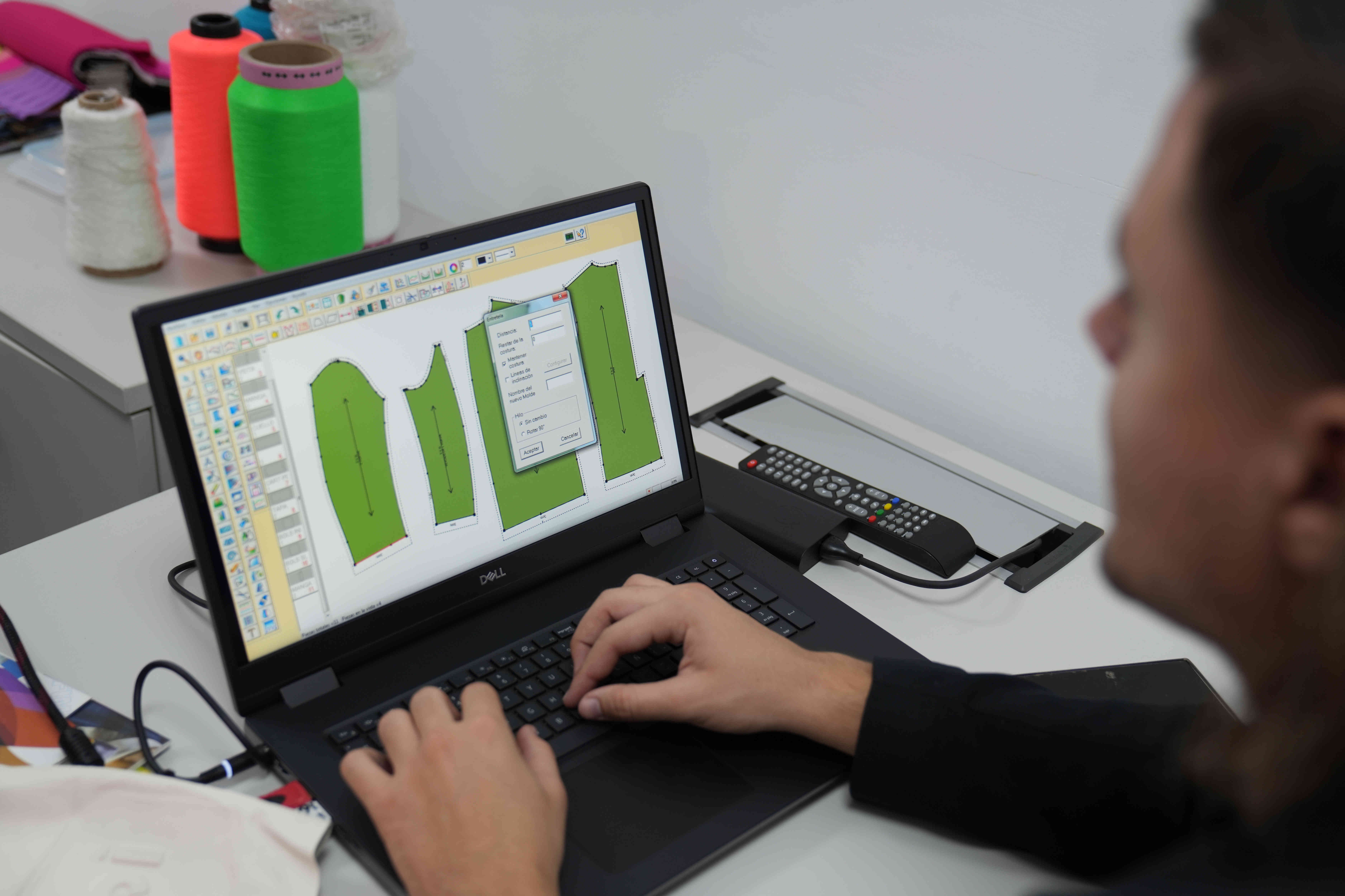 Un espacio de vanguardia para transformar la industria textil hacia modelos más innovadores, responsables y sostenibles. Gracias a entornos de simulación y tecnologías aplicadas al diseño, la confección y la gestión productiva, los estudiantes adquieren competencias clave en planificación, control de calidad y mejora continua, integrando prácticas de sustentabilidad y economía circular que responden a los desafíos actuales del sector.